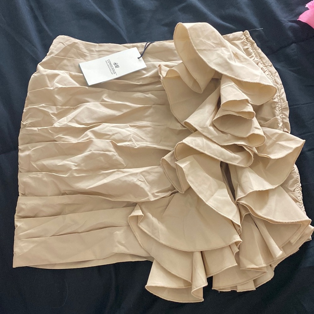 H&M beige skirt